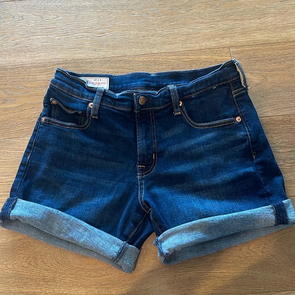Gap Girlfriend Denim/Jean Short Mid Rise - size 27/4